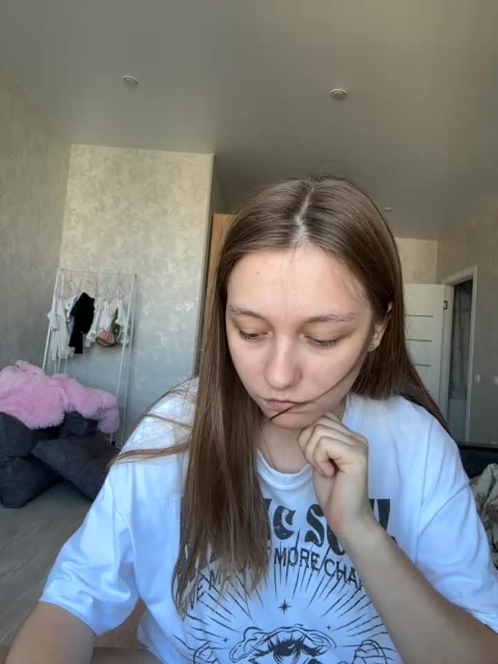 Bonechka - Stripchat webcam show • Monday, August 4, 2025 #Yoga #Cooking #White